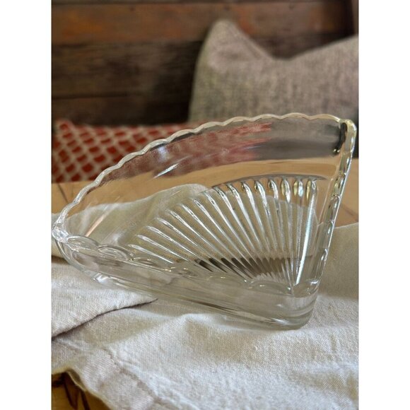 Glass Soap Dish Seashell with Scalloped Edges - Picture 1 of 5